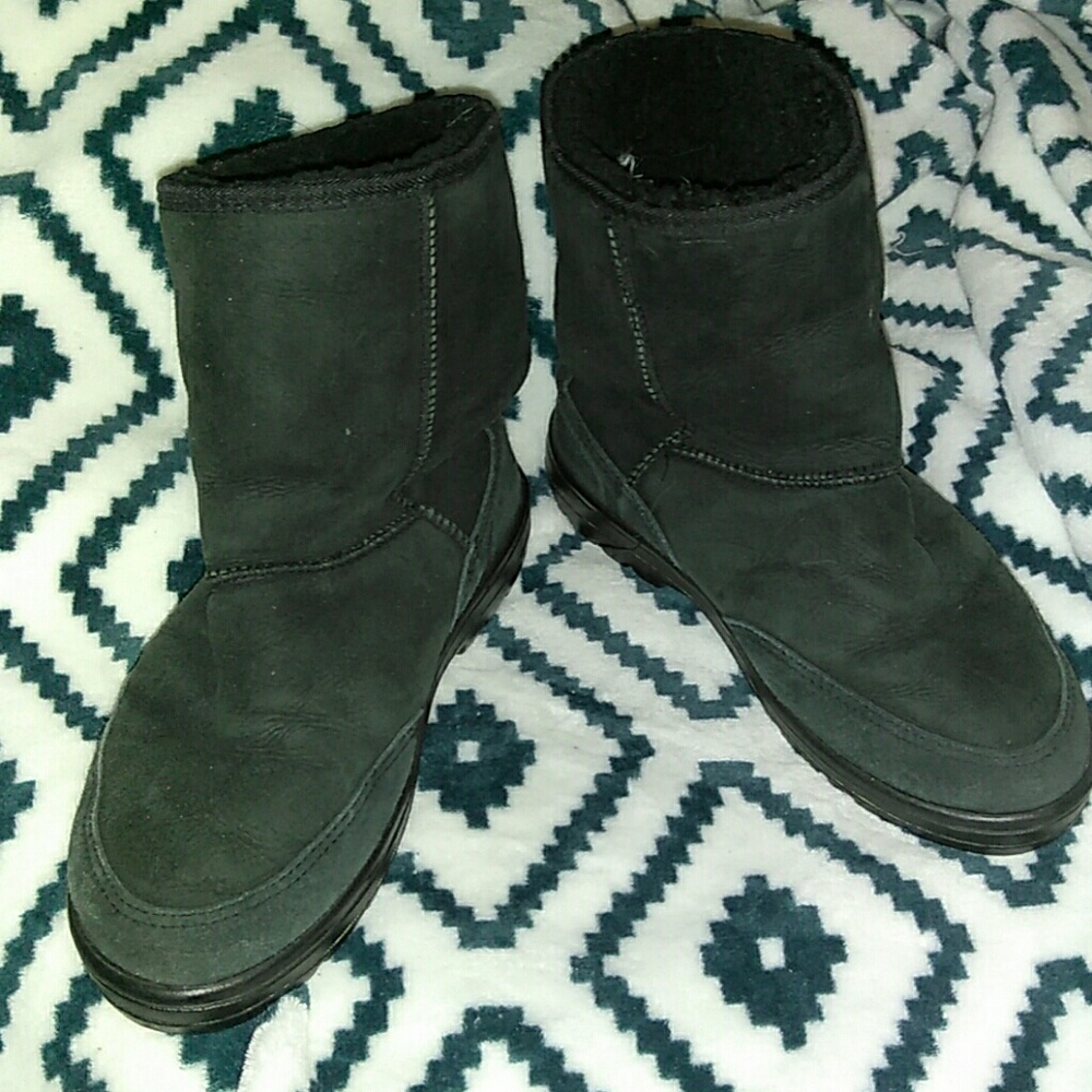 UGG AUSTRALIA MENS SHORT BOOTS